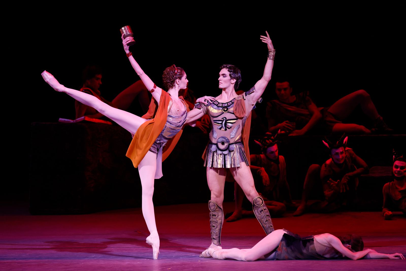 劳动报-莫斯科大剧院芭蕾舞团时隔23年回归申城，《斯巴达克斯》舞动难度最高的芭蕾经典