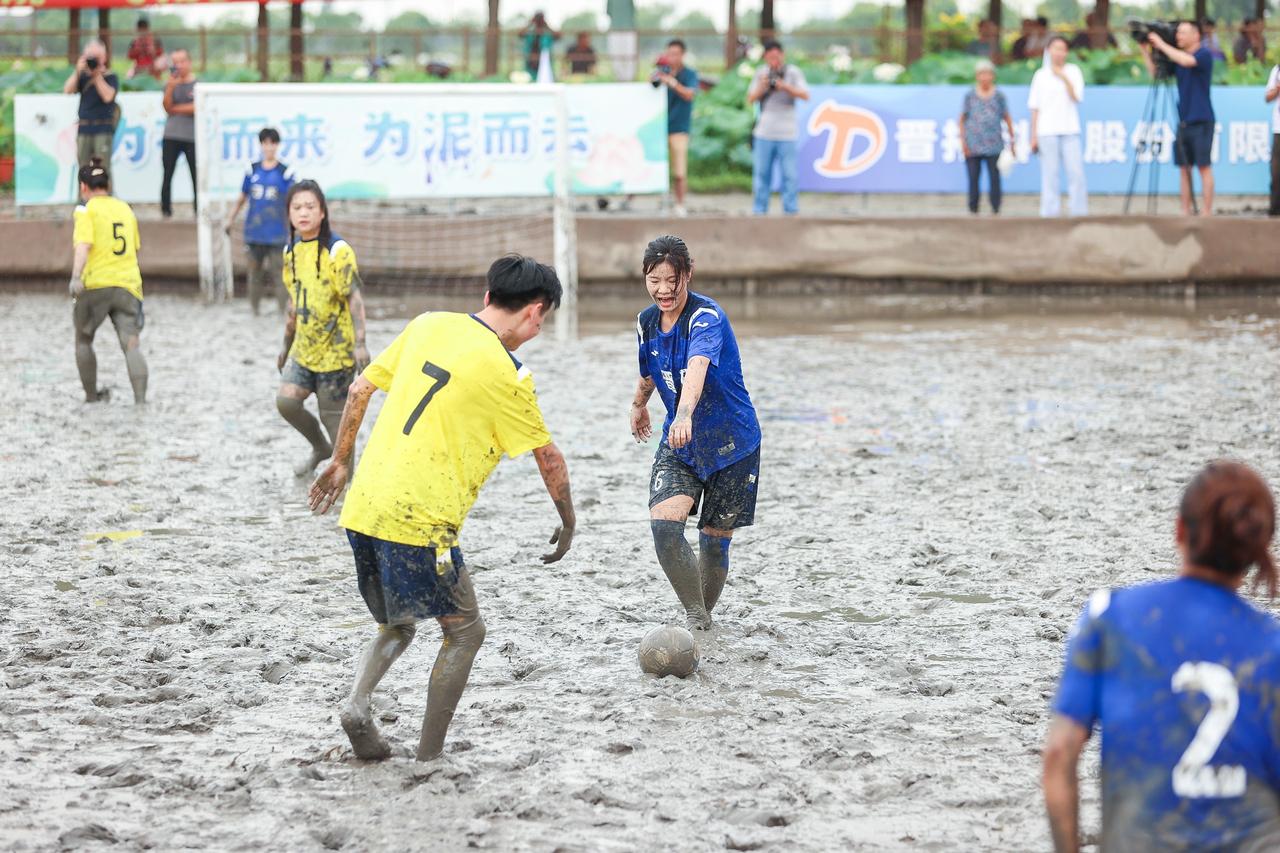 劳动报-踢足球，背媳妇儿！泥地里的“小世界杯”松江上演，满身是泥巴却收获最多欢乐