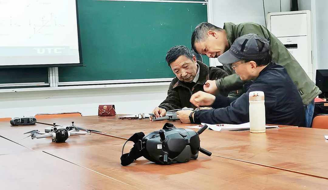 放下老人机拿起无人机上海老年大学课程很潮