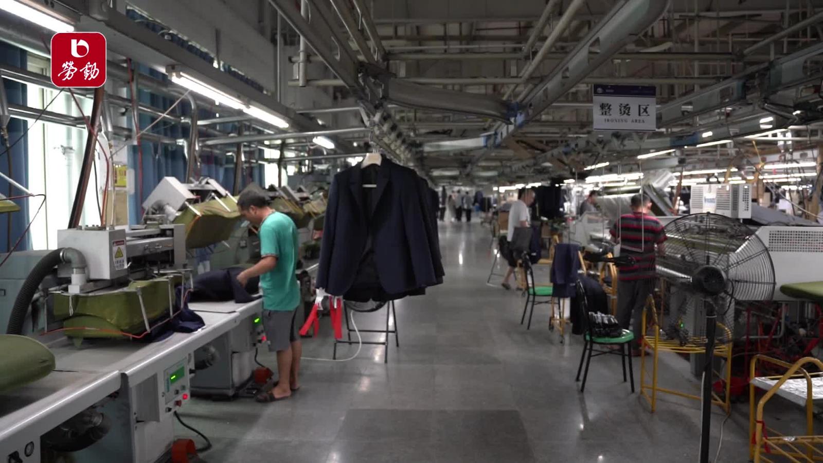 火热一线热浪下他们每天熨烫超过1000件次衣服记者走进宝鸟服饰整烫